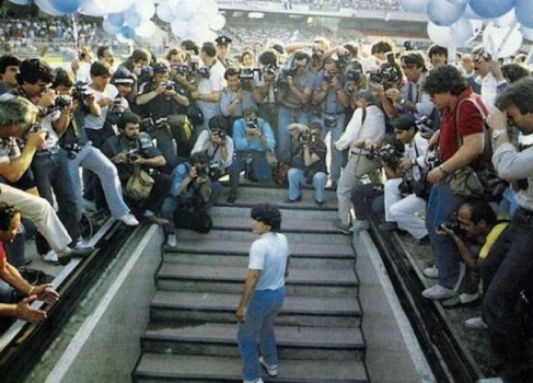 Mais de 70 mil pessoas foram ao San Paolo para receber o craque