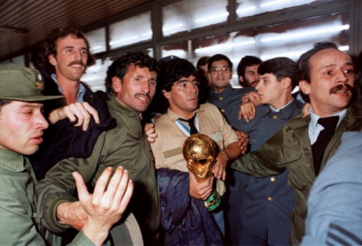 Maradona levando o troféu para Buenos Aires