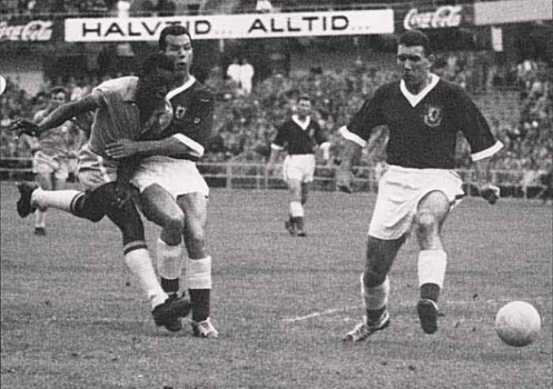 Logo aos 17 anos, Pelé jogou sua primeira Copa do Mundo e foi o grande destaque