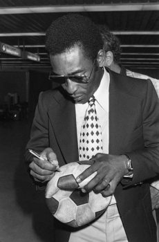 Após sair do Santos, em 1974, Pelé foi jogar nos Estados Unidos