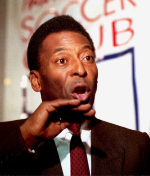 Pelé jogou no Santos de 1956 a 1974, com 1281 jogos e 1091 gols pelo clube
