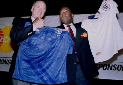 Pelé troca as camisas brasileira e inglesa com o lendário Bobby Charlton