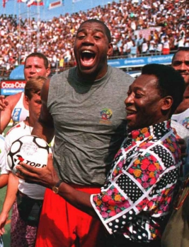 Pelé homenageia Magic Johnson em evento no Rio de Janeiro