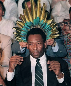 O Rei Pelé recebe homenagem dos índios no Mato Grosso, em 1995