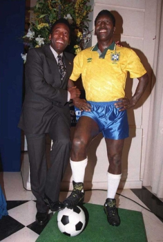 Em jogos oficiais, Pelé marcou 77 gols pela Seleção, sendo o maior artilheiro do Brasil