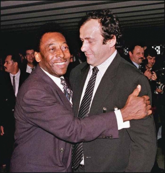 Pelé conversa com o francês Michel Platini antes da COpa do mundo de 98