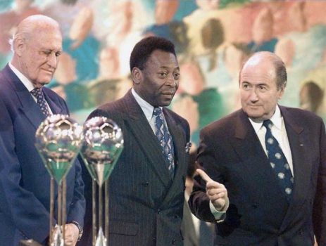 Pelé entre os dirigentes da Fifa João Havelange e Sepp Blatter