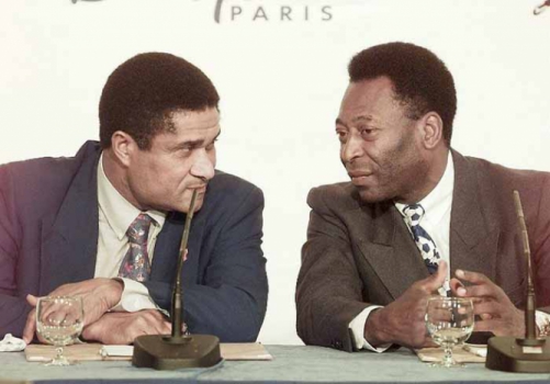 O português Eusébio e Pelé travaram grandes duelos nos anos 60