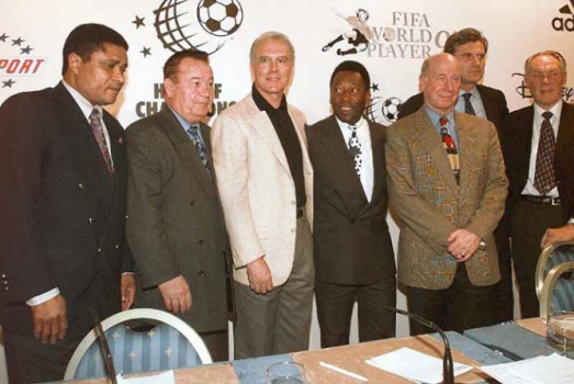 Pelé entre outros mitos: Eusebio, Just Fontaine, Beckenbauer, Bobby Charlton, Fachetti e Rinus Michels
