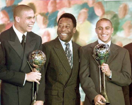 Pelé na premiação de Ronaldo como melhor do mundo de 97. Roberto Carlos foi o 3º