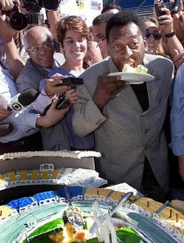 Pelé na comemoração de 50 anos do Maracanã, palco onde marcou gols antológicos