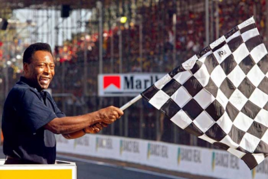 Pelé dá a bandeira do GP do Brasil do ano de 2002, em São Paulo