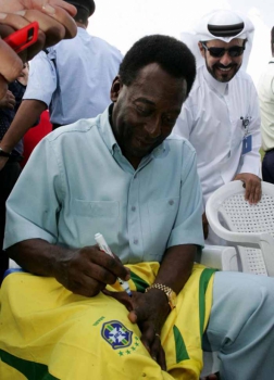 Pelé é o maior artilheiro da história do Santos, da Seleção e do futebol mundial