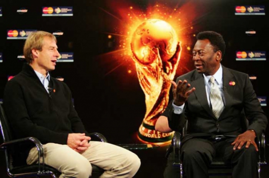 Pelé conversa com o ex-jogador alemão Juergen Klinsmann