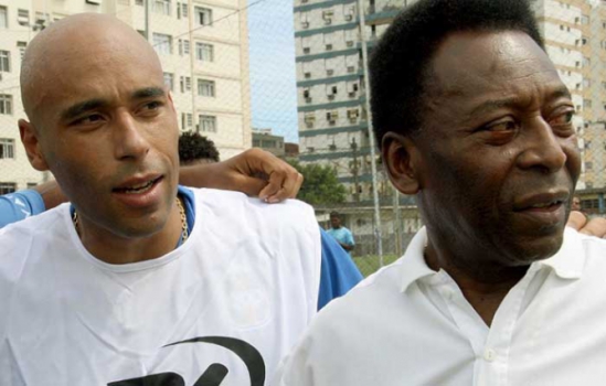 Pelé com um de seus filhos, Edinho, que também chegou a jogar no Santos