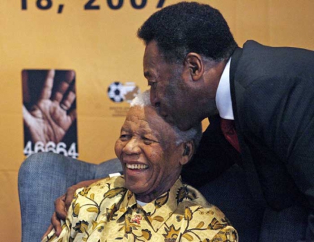 Pelé beija o grande líder e presidente da África do Sul Nelson Mandela, em 2007