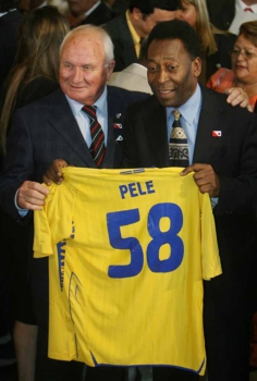 Pelé em evento de comemoração aos 50 anos da conquista da Copa de 58, na Suécia