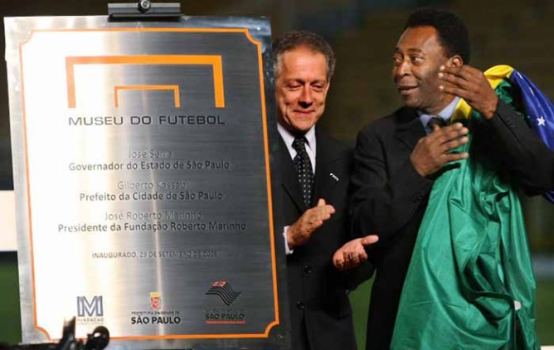 Pelé participa da inauguração do Museu do Futebol, no Pacaembu, em 2008