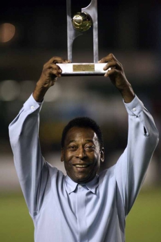 Pelé recebe prêmio em comemoração aos 39 anos de seu milésimo gol, marcado em 69