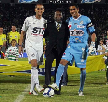 Pelé antes do jogo comemorativo entre Santos e Santos do México