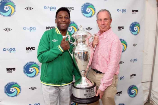 Pelé em evento do anúncio do retorno do New York Cosmos ao futebol nos EUA