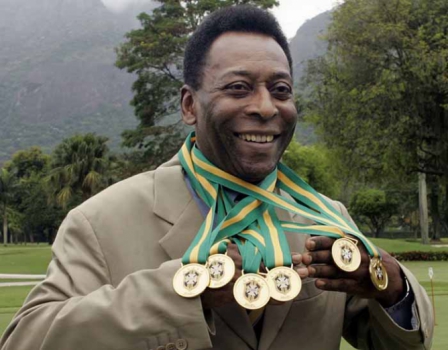 Pelé exibe suas medalhas das seis conquistas nacionais pelo Santos nos anos 60