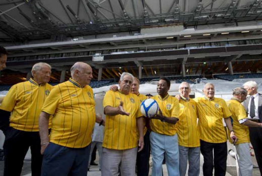 Pelé com seus antigos parceiros de futebol em evento na Suécia