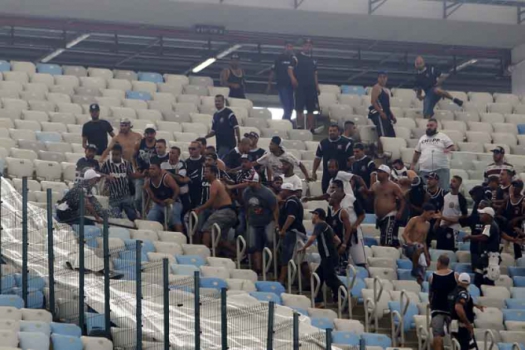 Corintianos presos tentam provar inocência com fotos, vídeos e ligações