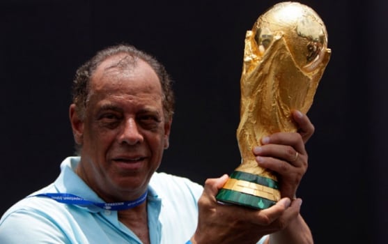 Carlos Alberto Torres - Com a taça da Copa do Mundo