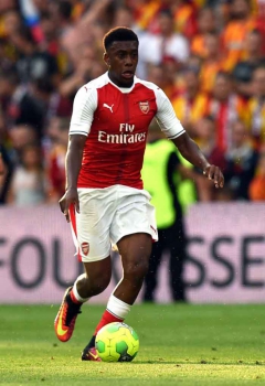 Welbeck sofreu lesão grave no joelho em abril. Volta ao Arsenal apenas em fevereiro