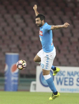 Albiol, com lesão na coxa, tem volta indefinida ao Napoli