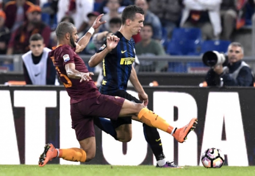 Com dores na coxa, Bruno Peres volta ao time da Roma em novembro