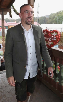 Ribéry, com dores musculares, volta ainda este mês ao Bayern .
