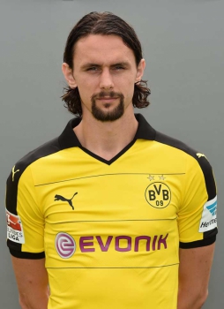 Subotic fez cirurgia na costela, volta no fim de novembro ao Borussia