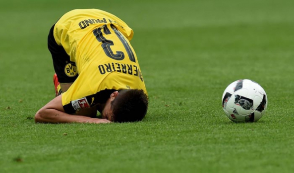 Raphaël Guerreiro, com lesão muscular, volta no início de novembro ao Borussia