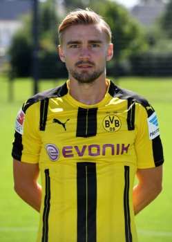 Schmelzer, quase livre de dores na coxa, volta ainda em outubro ao Borussia