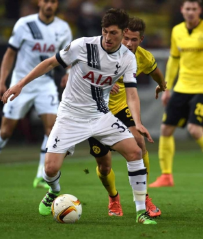 Durm sofreu operação no joelho e só volta em 2017 ao Borussia