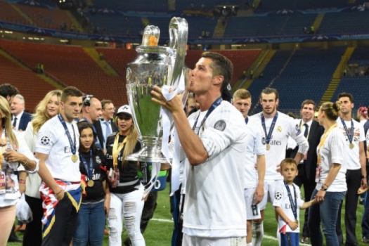 Cristiano Ronaldo dá uma bitoca na orelhuda que o Real Madrid ganhou neste ano