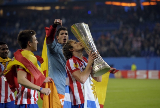 Forlán beija o título da Liga Europa de 2010 pelo Atlético de Madrid