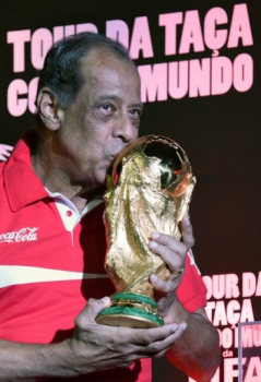 Em 2014, Carlos Alberto Torres repete o mítico gesto durante evento