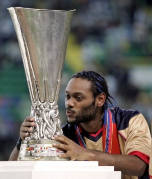 Vagner Love beija o troféu da Copa da Uefa de 2005 que ganhou pelo CSKA