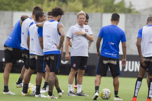 Um ano após hexa, Corinthians muda 11 titulares e Oswaldo quebra cabeça
