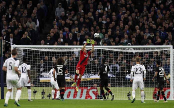 O goleiro Bernd Leno salva o Bayer Leverkusen na vitória de 1 a 0 sobre o Tottenham