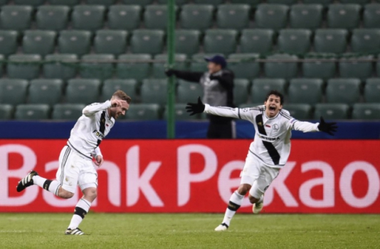 Francês Thibault Moulin e brasileiro Guilherme comemoram gol do Legia contra o Real Madrid
