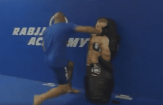 Eddie Alvarez aplica soco em saco de bater com rosto de Conor McGregor