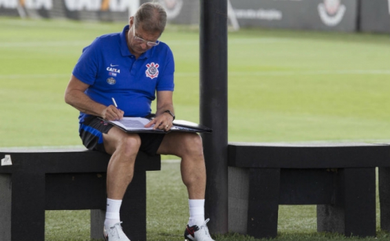 Com pior início desde Nelsinho em 2007, Oswaldo faz um mês no Timão