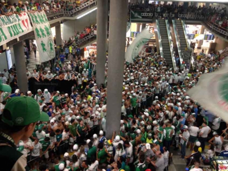 Elenco e torcida se misturam e fazem festa no 'Aeroporco' do Palmeiras