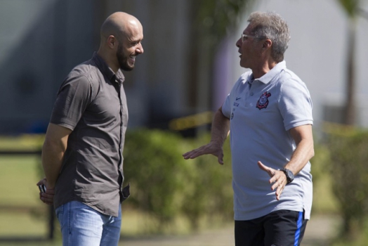 Em reunião, Corinthians espera 'sentir o que Oswaldo quer para 2017'