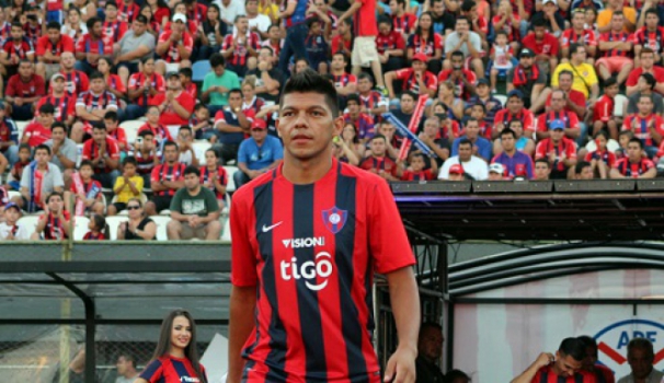 Meia pela direita: Marcos Riveros (Cerro Porteño)