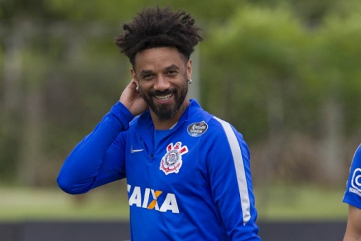 Cristian volta a ser titular e critica 'critérios diferentes' no Corinthians